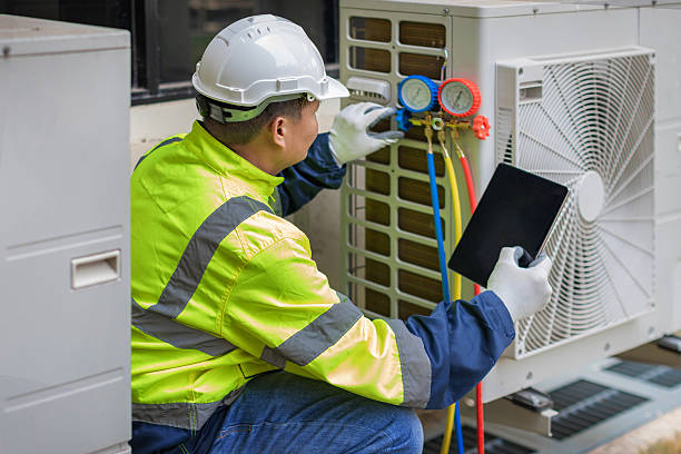 Professional Hvac technician working in Maplewood, MN